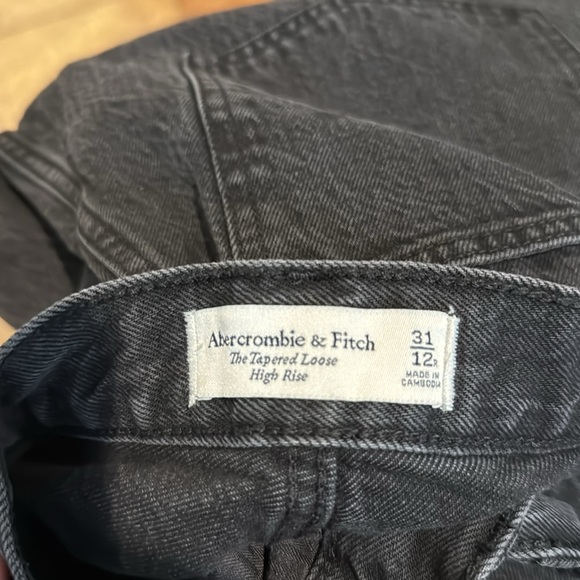 Abercrombie & Fitch Black tapered loose high rise Jeans - Picture 2 of 2